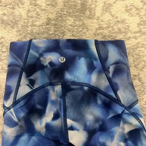 Lululemon Size 2 - Pre Loved Leggings (capri) - Picture 3 of 3